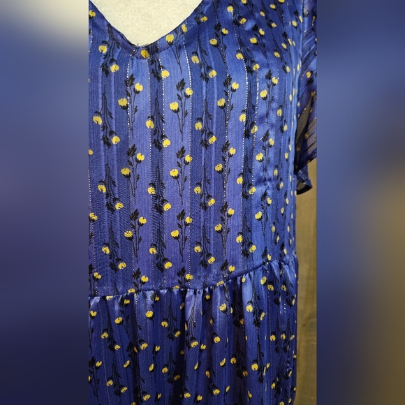 CES FEMME Satin flowy ruffle layered ditsy flower print dress in Blue. Size 4 - Picture 5 of 11